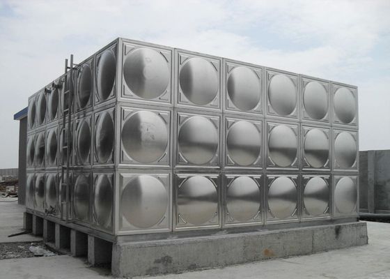 Réservoir d'eau isolée en acier inoxydable poli de couleur argentée d'une capacité de 100 tonnes