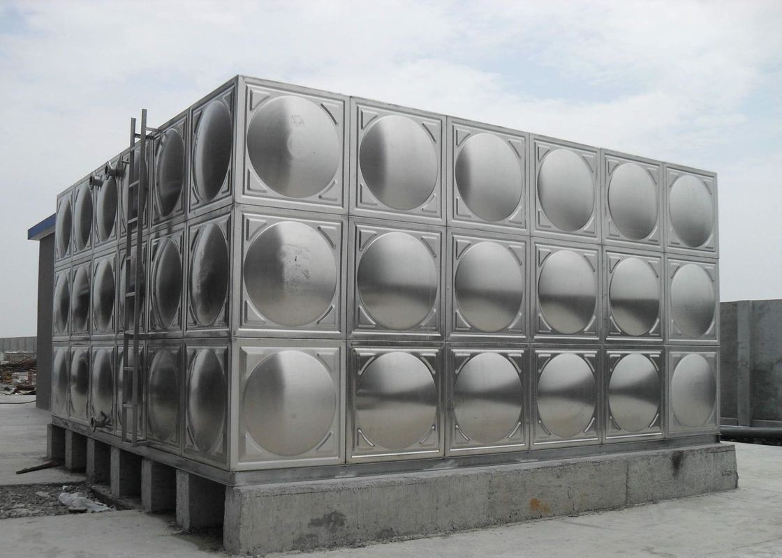 Réservoir d'eau isolée en acier inoxydable poli de couleur argentée d'une capacité de 100 tonnes